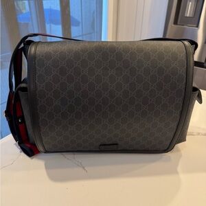 LIKE NEW! AUTHENTIC GUCCI GG SUPREME CANVAS DIAPER BAG WITH CHANGING PAD.